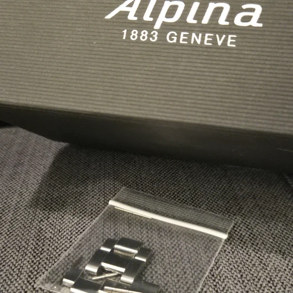 Alpina Alpiner Quartz Watch 42mm - Picture 7 of 12